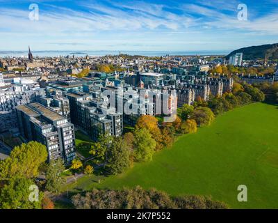 Vue aérienne du développement d'appartements résidentiels de luxe Quartermile à côté du parc Meadows à Édimbourg, en Écosse, au Royaume-Uni Banque D'Images