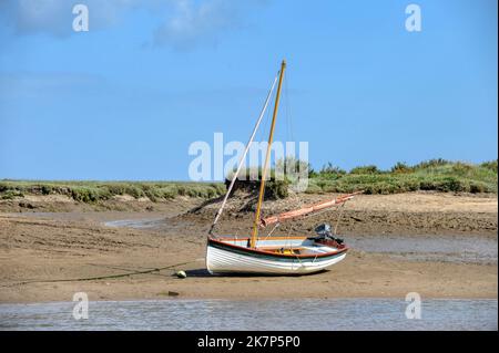 Burnham Overy Staithe, Norfolk, Royaume-Uni, bateau à marée basse dans le port Banque D'Images