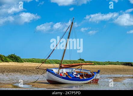 Burnham Overy Staithe, Norfolk, Royaume-Uni, bateau à marée basse dans le port Banque D'Images