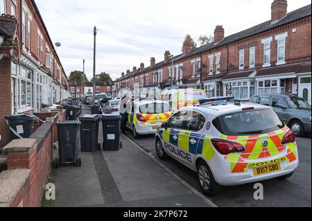 Dovey Road, Sparkhill, Birmingham - 18 octobre 2022 - Une grande présence de la police des West Midlands sur le chemin Dovey, dans la région de Sparkhill, à Birmingham, après qu'un bébé de 3 semaines ait été assassiné dans les premières heures de mardi 18 octobre matin. Deux femmes ont également été blessées lors de l'attaque et un homme âgé de 29 ans a été arrêté sur les lieux pour suspicion de meurtre. Crédit photo : Scott cm/Alay Live News Banque D'Images