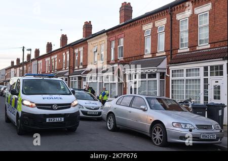 Dovey Road, Sparkhill, Birmingham - 18 octobre 2022 - Une grande présence de la police des West Midlands sur le chemin Dovey, dans la région de Sparkhill, à Birmingham, après qu'un bébé de 3 semaines ait été assassiné dans les premières heures de mardi 18 octobre matin. Deux femmes ont également été blessées lors de l'attaque et un homme âgé de 29 ans a été arrêté sur les lieux pour suspicion de meurtre. Crédit photo : Scott cm/Alay Live News Banque D'Images