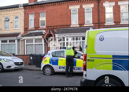 Dovey Road, Sparkhill, Birmingham - 18 octobre 2022 - Une grande présence de la police des West Midlands sur le chemin Dovey, dans la région de Sparkhill, à Birmingham, après qu'un bébé de 3 semaines ait été assassiné dans les premières heures de mardi 18 octobre matin. Deux femmes ont également été blessées lors de l'attaque et un homme âgé de 29 ans a été arrêté sur les lieux pour suspicion de meurtre. Crédit photo : Scott cm/Alay Live News Banque D'Images