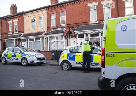 Dovey Road, Sparkhill, Birmingham - 18 octobre 2022 - Une grande présence de la police des West Midlands sur le chemin Dovey, dans la région de Sparkhill, à Birmingham, après qu'un bébé de 3 semaines ait été assassiné dans les premières heures de mardi 18 octobre matin. Deux femmes ont également été blessées lors de l'attaque et un homme âgé de 29 ans a été arrêté sur les lieux pour suspicion de meurtre. Crédit photo : Scott cm/Alay Live News Banque D'Images