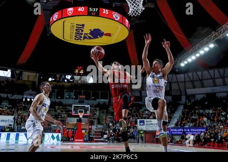 Varese, Italie. 16th octobre 2022. Colbey Ross #4 de Pallacanestro Varese OpenJobMetis en action pendant le LBA Lega basket Un jeu de saison régulière 2022/23 entre OpenJobMetis Varese et Dolomiti Energia Trentino à Enerxenia Arena, Varese. Score final: Varese 91 - 94 Trentin (photo de Fabrizio Carabelli/SOPA Images/Sipa USA) crédit: SIPA USA/Alay Live News Banque D'Images