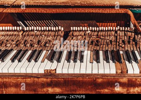 Gros plan d'un vieux piano cassé, claviature de piano endommagée Banque D'Images