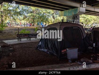 Vue sur un campement pour sans-abri sous le pont autoroutier au 3rd St & Virginia Ave Se à Washington D.C., vendredi, 14 octobre 2022 à Washington D.C. Le campement contenait 9 tentes qui abritaient un nombre indéterminé de personnes sans abri. Une aire de jeux d'une école voisine peut être vue en arrière-plan. Photo de Jemal Comtesse/CNP/ABACAPRESS.COM Banque D'Images