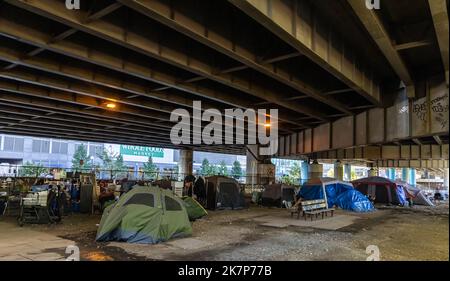 Vue sur un campement pour sans-abri sous le pont autoroutier au 3rd St & Virginia Ave Se à Washington D.C., vendredi, 14 octobre 2022 à Washington D.C. Le campement contenait 9 tentes qui abritaient un nombre indéterminé de personnes sans abri. Photo de Jemal Comtesse/CNP/ABACAPRESS.COM Banque D'Images