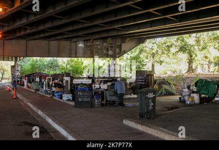 Vue sur un campement pour sans-abri sous le pont autoroutier au 3rd St & Virginia Ave Se à Washington D.C., vendredi, 14 octobre 2022 à Washington D.C. Le campement contenait 9 tentes qui abritaient un nombre indéterminé de personnes sans abri. Photo de Jemal Comtesse/CNP/ABACAPRESS.COM Banque D'Images