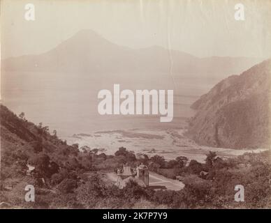 Photographie en noir et blanc (env. 1880-1899) du lac Atitlan au Guatemala par l'explorateur et archéologue britannique Alfred Percival Maudslay Banque D'Images