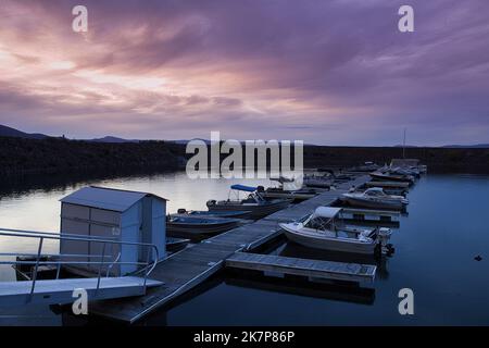 Gallatin Marina à Eagle Lake dans le comté de Lassen Califonia, USA photographié lors d'une soirée de mauvaise humeur en 2006 avant que des années de sécheresse ne sèchent le port de plaisance. Banque D'Images