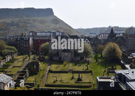 Arrière de Canongate Kirk dans la vieille ville d'Édimbourg qui est une église presbytérienne de 17th-siècle et lieu de sépulture d'éminents Écossais dans l'ombre de Arthur's. Banque D'Images