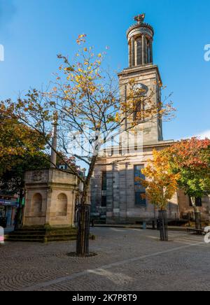 Église St Giles et Muckle Cross sur High Street Elgin, Écosse, Royaume-Uni Banque D'Images