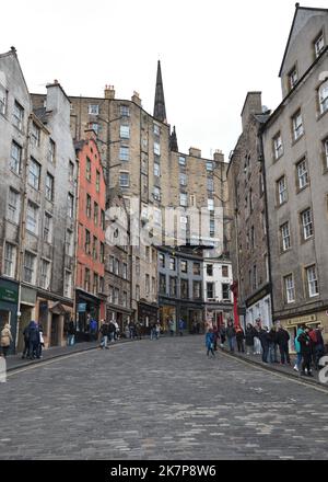 Une rue escarpée dans la vieille ville d'Édimbourg avec des maisons datant de 19th ans. Royaume-Uni, Europe Banque D'Images