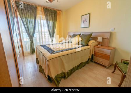 Une chambre simple décorée dans un appartement de vacances le long de la Costa Del sol Banque D'Images