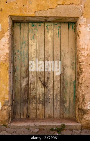 Ancienne porte en pierre pourrie dans la vieille ville de Galatina, Pouilles, Italie Banque D'Images