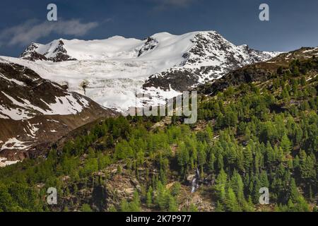 Montagnes enneigées, parc national du Stelvio au ciel clair, alpes italiennes Banque D'Images