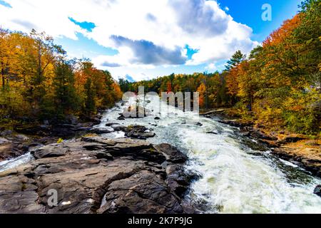 Une vue sur le fleuve de la radiance de la chute et le flux turbulent d'une rivière sur le paysage rocheux. Banque D'Images