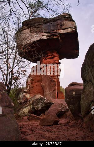 Une formation rocheuse dans la forêt du Palatinat a appelé Devil's Table lors d'une journée d'hiver nuageux en Allemagne. Banque D'Images