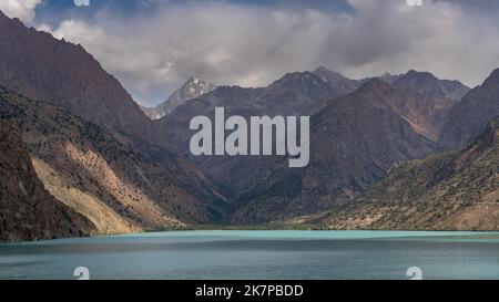 Vue panoramique sur le paysage de montagne autour du lac bleu turquoise Iskanderkul, les montagnes Fann, Sughd, Tadjikistan Banque D'Images