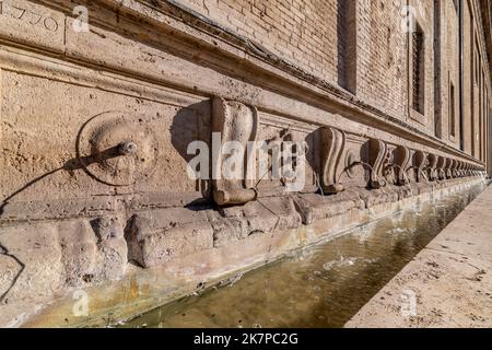 Fontaine des 26 becs le long du côté extérieur de la basilique de Santa Maria degli Angeli, Assise, Italie Banque D'Images