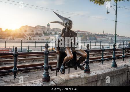 Statue de Little Princess et Buda Skyline (par Laszlo Marton, 1972) - Budapest, Hongrie Banque D'Images