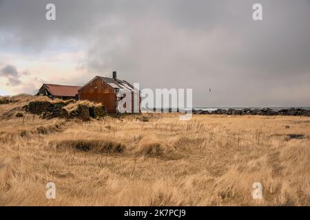 Ancienne maison de terre et grange lors d'une journée de tempête, Hafnir, péninsule de Reykjanes, Islande Banque D'Images