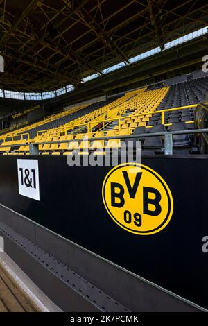 Sur les tribunes de signal Iduna Arena - le terrain de jeu officiel du FC Borussia Dortmund, Allemagne Banque D'Images