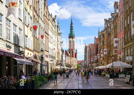 GDANSK, POLOGNE - 09 SEPTEMBRE 2022 : gens sur la longue voie de la vieille ville de Gdansk, Pologne. Gdansk est la capitale historique de la Poméranie polonaise Banque D'Images