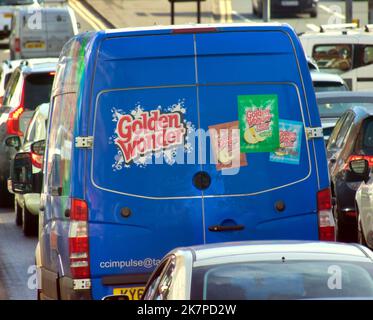 golden wonder croque le camion de livraison dans la circulation Banque D'Images