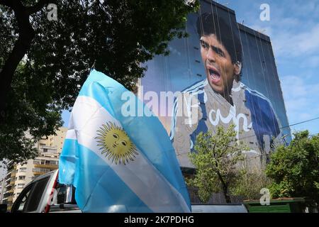 Buenos Aires, Argentine. 18th octobre 2022. Réalisation de la plus grande fresque du monde, en hommage au plus grand joueur du monde. La fresque fait partie d'un hommage à la star du football Diego Maradona, est faite par le muraliste Martin Ron, à Ciudad de Buenos Aires. Crédit : SOPA Images Limited/Alamy Live News Banque D'Images