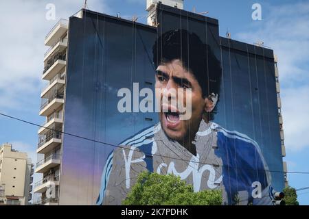 Buenos Aires, Argentine. 18th octobre 2022. Réalisation de la plus grande fresque du monde, en hommage au plus grand joueur du monde. La fresque fait partie d'un hommage à la star du football Diego Maradona, est faite par le muraliste Martin Ron, à Ciudad de Buenos Aires. Crédit : SOPA Images Limited/Alamy Live News Banque D'Images
