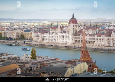 Vue aérienne du Parlement hongrois et du Danube - Budapest, Hongrie Banque D'Images