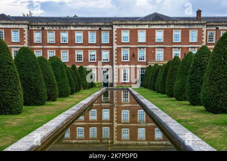 L'historique Peninsula Square à Winchester, Hampshire, Royaume-Uni, à l'origine des casernes militaires, maintenant des appartements privés et des musées militaires. Banque D'Images