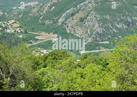 La serpentine de la route, vue depuis la plate-forme d'observation de Kotor. Montengro Banque D'Images