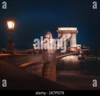 Pont de la chaîne de Szechenyi la nuit - Budapest, Hongrie Banque D'Images