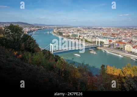 Vue aérienne panoramique sur le Danube avec le pont Elisabeth, le pont de la chaîne Szechenyi et le Parlement Hungaria - Budapest, Hongrie Banque D'Images