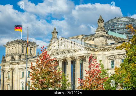 Bâtiment Reichstag, siège du Parlement allemand avec drapeau national, Berlin Banque D'Images