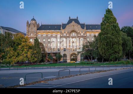 Palais de Gresham au coucher du soleil - Budapest, Hongrie Banque D'Images