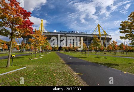 Vue sur signal Iduna Arena - le terrain de jeu officiel du FC Borussia Dortmund, Allemagne Banque D'Images