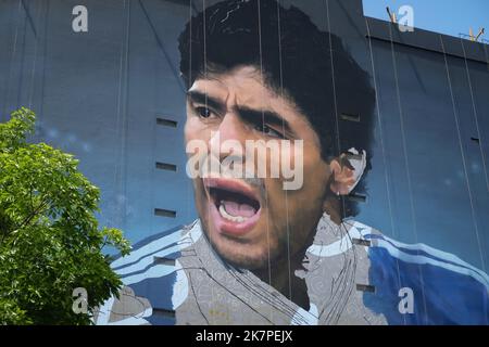 Buenos Aires, Argentine. 18th octobre 2022. Réalisation de la plus grande fresque du monde, en hommage au plus grand joueur du monde. La fresque fait partie d'un hommage à la star du football Diego Maradona, est faite par le muraliste Martin Ron, à Ciudad de Buenos Aires. (Photo de Roberto Tuero/SOPA Images/Sipa USA) crédit: SIPA USA/Alay Live News Banque D'Images