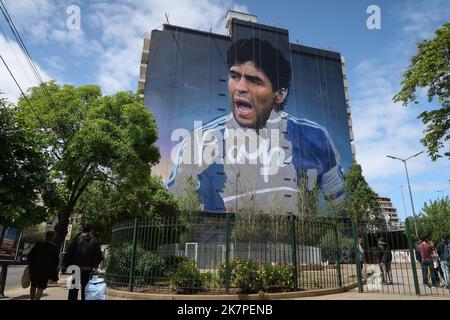 Buenos Aires, Argentine. 18th octobre 2022. Réalisation de la plus grande fresque du monde, en hommage au plus grand joueur du monde. La fresque fait partie d'un hommage à la star du football Diego Maradona, est faite par le muraliste Martin Ron, à Ciudad de Buenos Aires. (Photo de Roberto Tuero/SOPA Images/Sipa USA) crédit: SIPA USA/Alay Live News Banque D'Images