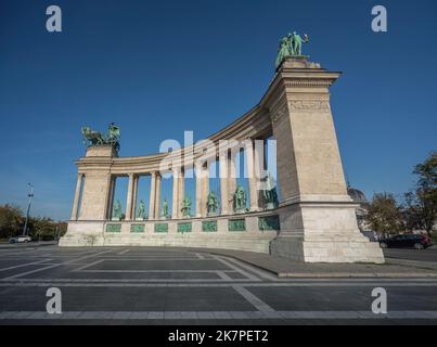 Colonnade de droite du Monument du millénaire à la place des héros - Budapest, Hongrie Banque D'Images