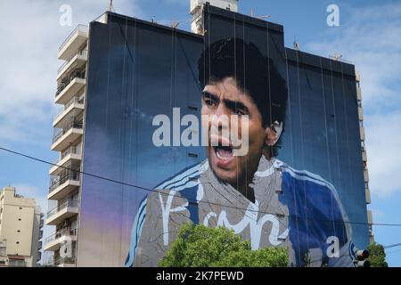Buenos Aires, Argentine. 18th octobre 2022. Réalisation de la plus grande fresque du monde, en hommage au plus grand joueur du monde. La fresque fait partie d'un hommage à la star du football Diego Maradona, est faite par le muraliste Martin Ron, à Ciudad de Buenos Aires. (Photo de Roberto Tuero/SOPA Images/Sipa USA) crédit: SIPA USA/Alay Live News Banque D'Images