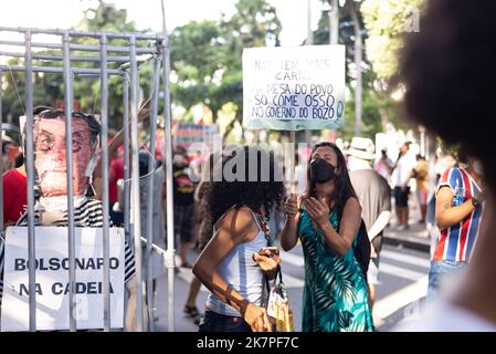 Les Brésiliens protestent contre le candidat à l'élection présidentielle d'extrême-droite Jair Bolsonaro. Ils utilisent des affiches, des drapeaux et b Banque D'Images