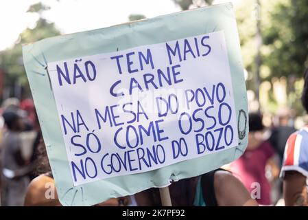 Les Brésiliens protestent contre le candidat à l'élection présidentielle d'extrême-droite Jair Bolsonaro. Ils utilisent des affiches, des drapeaux et b Banque D'Images