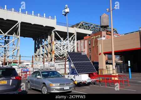 Une unité de surveillance mobile à énergie solaire de Liveview technologies dans un parking de New York. caméra de sécurité sans fil en direct sur le parking Banque D'Images