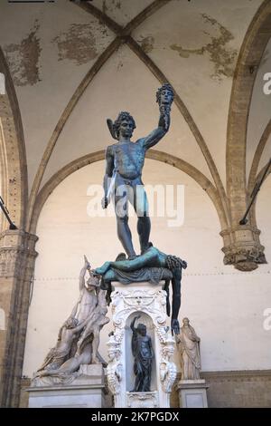 Perseus avec la tête de Medusa par Benvenuto Cellini dans la Loggia dei Lanzi Florence Italie Banque D'Images