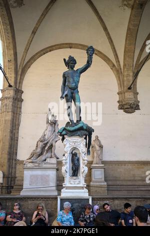 Perseus avec la tête de Medusa par Benvenuto Cellini dans la Loggia dei Lanzi Florence Italie Banque D'Images