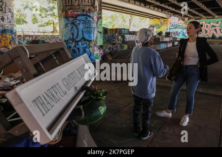 Washington, États-Unis d'Amérique. 14th octobre 2022. Le journaliste Georgia Worrell parle avec un résident d'un campement pour sans-abri sous le pont autoroutier situé au 3rd St & Virginia Ave Se à Washington, DC vendredi, 14 octobre 2022 à Washington, DC le campement contenait 9 tentes qui abritaient un nombre indéterminé de personnes sans abri. Credit: Jemal Countess/CNP/Sipa USA (RESTRICTION: PAS de journaux ou journaux New York ou New Jersey dans un rayon de 75 miles de New York) Credit: SIPA USA/Alay Live News Banque D'Images