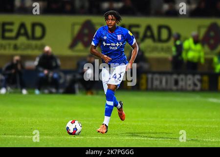 Cambridge, Royaume-Uni. 18th octobre 2022Tawanda Chirewa (42 Ipswich Town) contrôle le ballon lors du match de Trophée de l'EFL entre Cambridge United et Ipswich Town au stade R Cotings Abbey Stadium, Cambridge, le mardi 18th octobre 2022. (Crédit : Kevin Hodgson | ACTUALITÉS MI) crédit : ACTUALITÉS MI et sport /Actualités Alay Live Banque D'Images